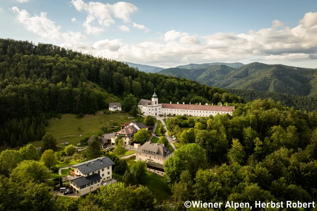 Servitenkloster Mariahilfberg_Gutenstein_2024_09(c)wieneralpen_herbst - Mama Retreat by Astrid